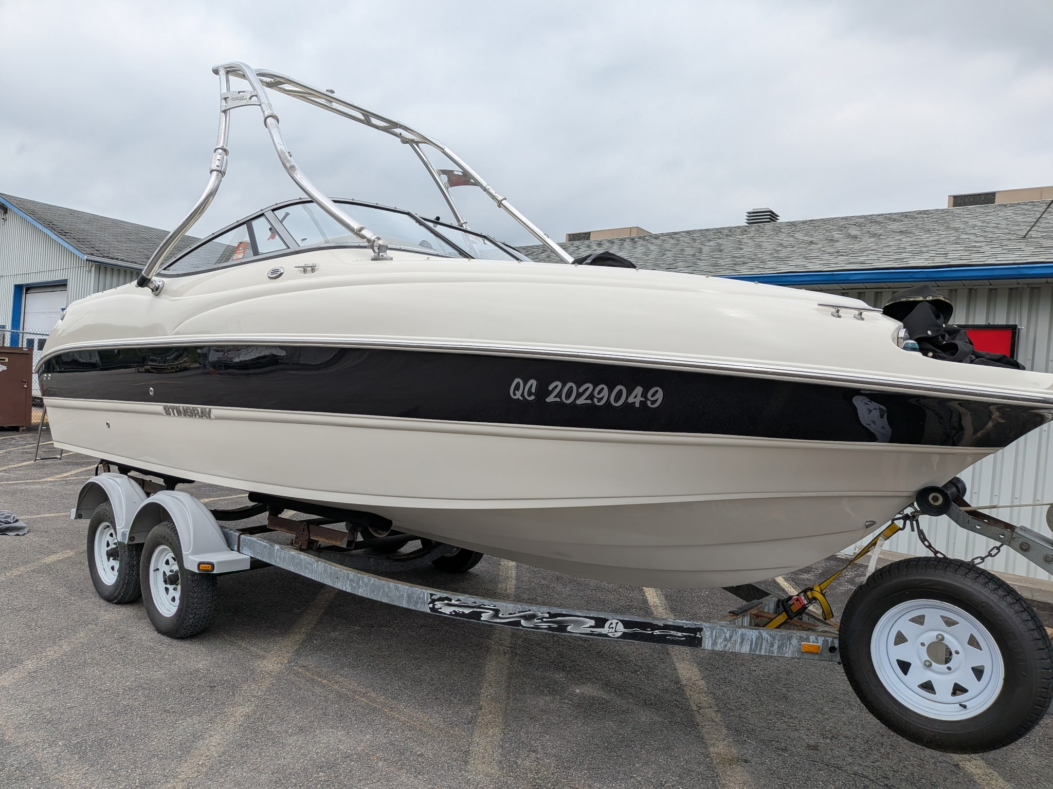 2009 Stingray 220DR,  Volvo  5.0GXI  Spéciale d'automne ($24,900.00)