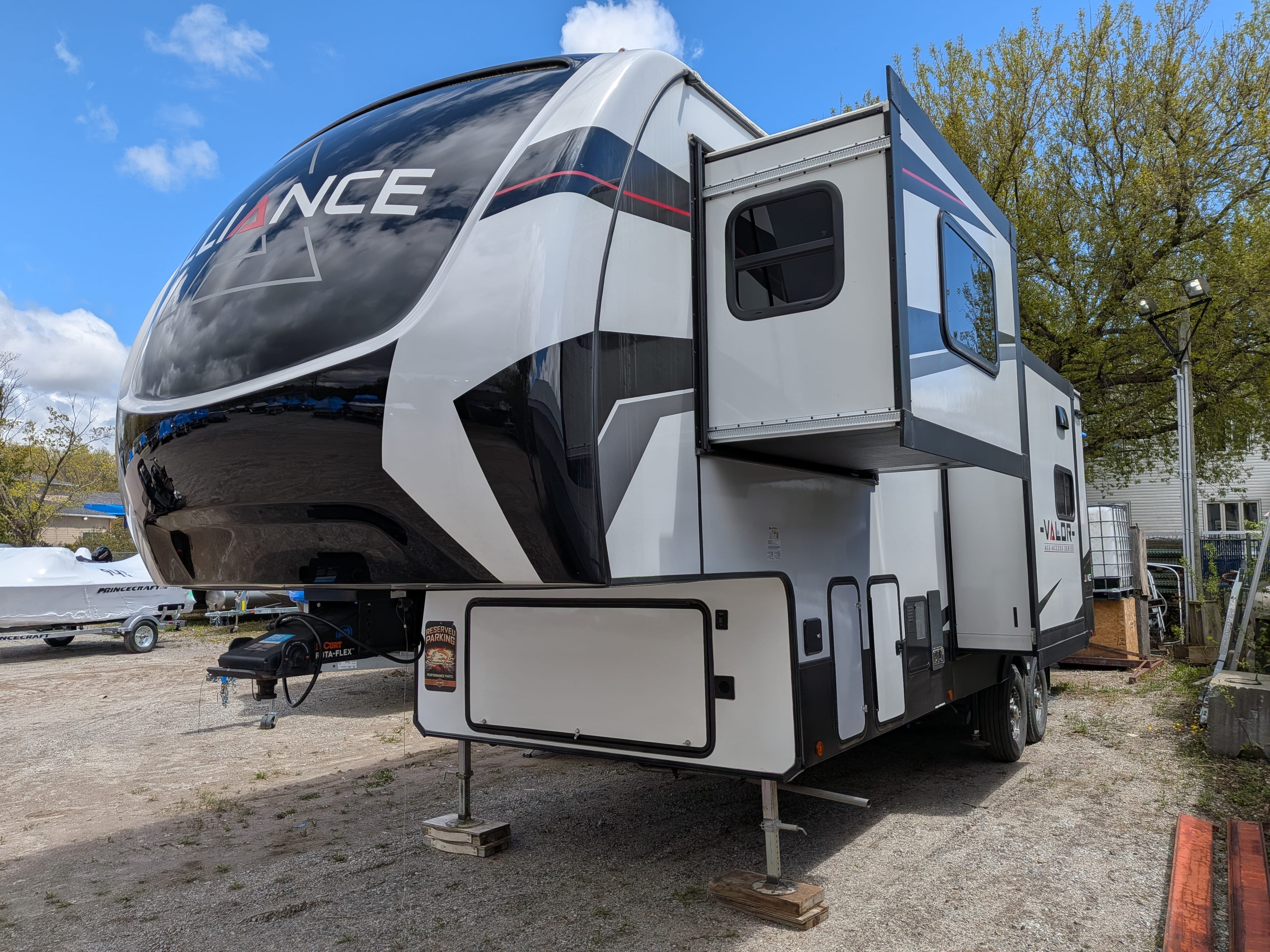 2023 Toy Hauler Alliance Valor, 35′, 3 extensions . $ 84,500.00